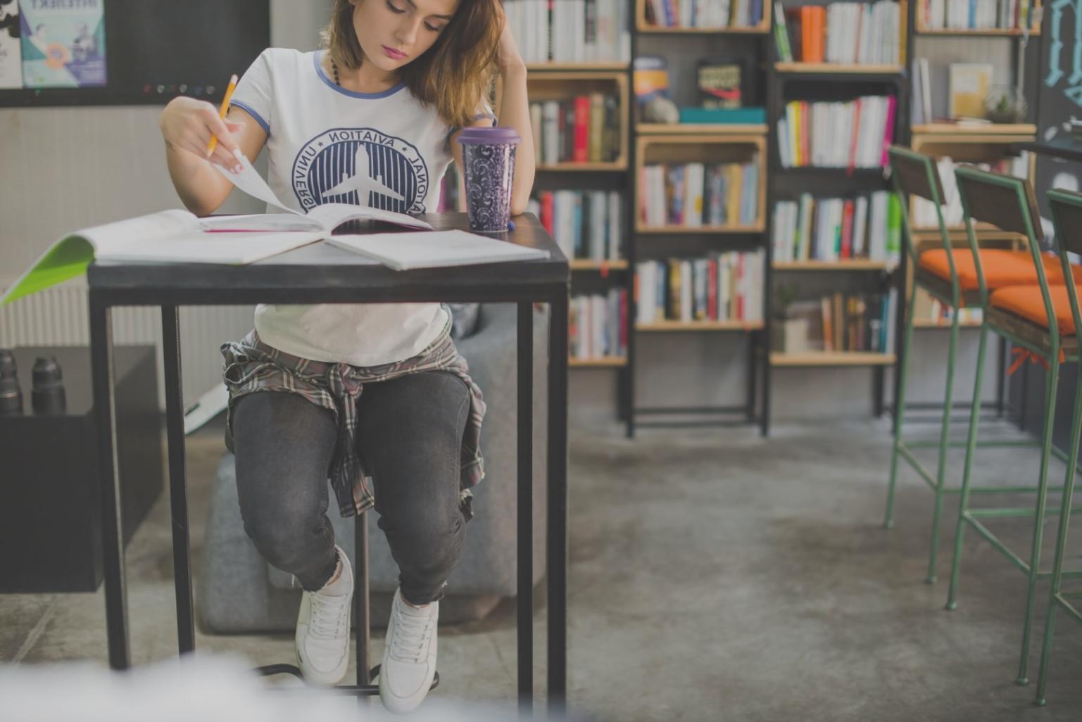 Ambiente di apprendimento creativo con materiali di scrittura
